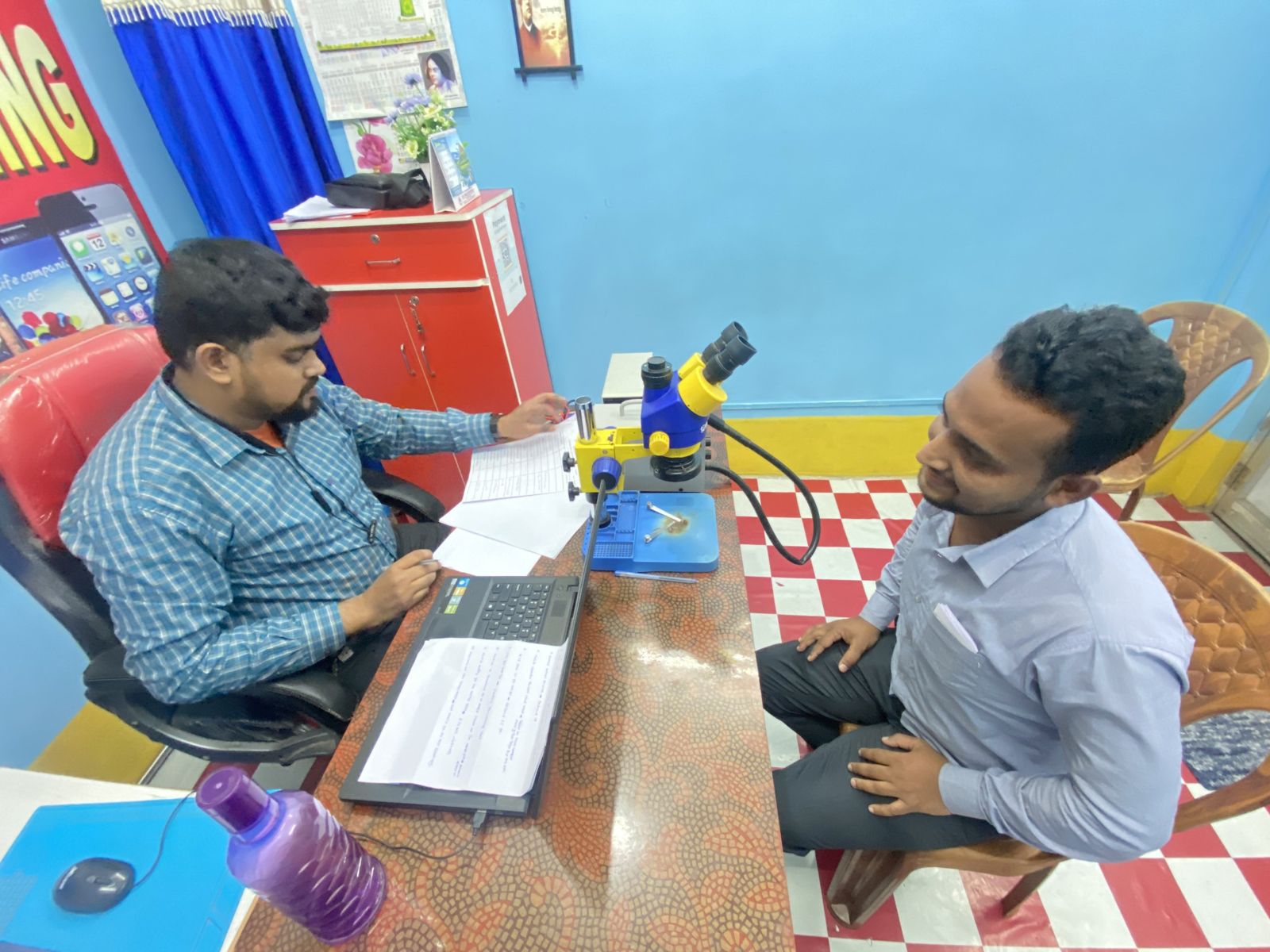 Counselling session beside the microscope